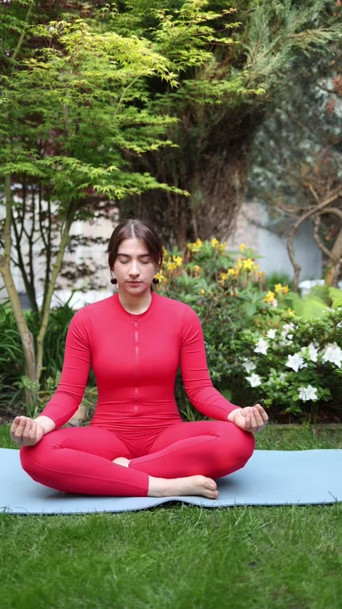 Struggling to focus while meditating 库存影片 336526769