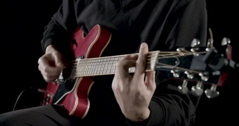 Strumming on the electric guitar Stockbeeldmateriaal 101662705