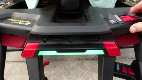 Stryker Power-PRO XT ambulance stretcher battery and control handle close-up Vidéo 331575865