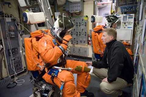 STS-133 crew training with replacement astronaut Steve Bowen during Post I... Stock Photos
