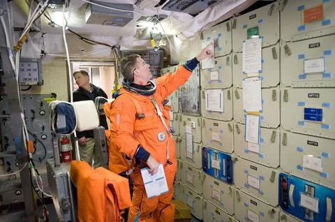 STS-133 crew training with replacement astronaut Steve Bowen during Post In.. Stock Photos