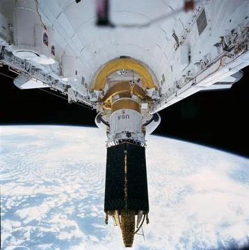 STS043-72-020 (2 Aug 1991) --- The Tracking and Data Relay Satellite (TDRS-.. Foto stock
