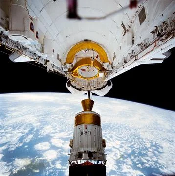 STS043-72-059 (2 Aug 1991) --- The Tracking and Data Relay Satellite (TDRS-.. Foto stock