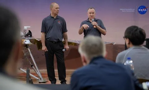 Stu Spath, InSight program manager, Lockheed Martin Space, left, and Tom Ho.. Foto stock