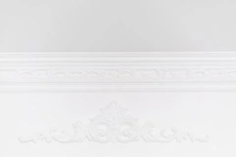 Stucco elements on white wall. Luxury design with mouldings. Beautiful ornate 库存照片