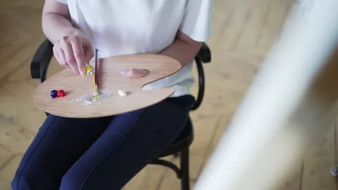 A student in an art studio learns to mix paints for drawing Video stock 162463885