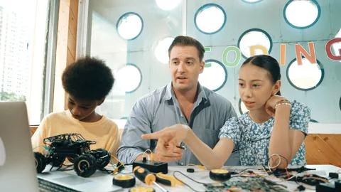 Student asking teacher about code and pointing at laptop screen. Edification. Foto stock