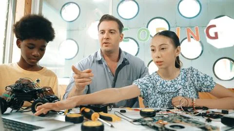 Student asking teacher about code and pointing at laptop screen. Edification. Foto stock