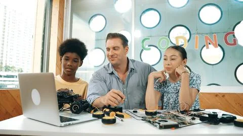 Student asking teacher about code and pointing at laptop screen. Edification. Foto stock