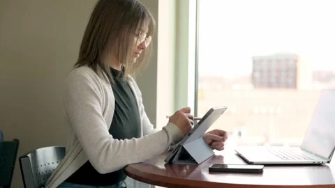 Student attempting to manipulate digital elements using gesture-based technol Vídeo Stock 275798649