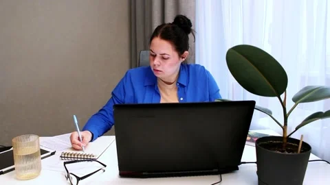 Student attending virtual university class via video conference. Young woman Stock Footage 327010026