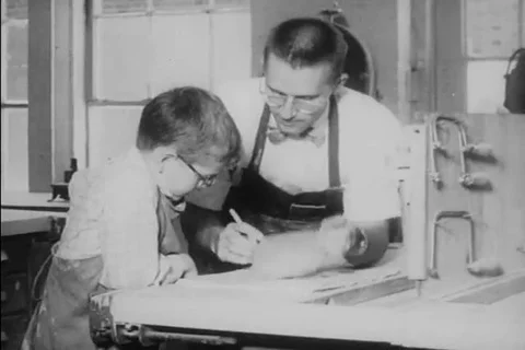 A student with bad eyesight is able to keep up in school thanks to special Vídeos de archivo 92634299