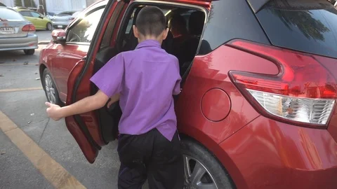 Student boy open the door get in the car after school slow motion HD Stockbeeldmateriaal 86171403