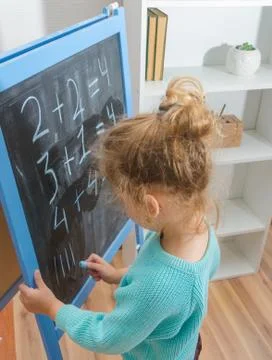 The student on the chalk Board decides examples Stock-Fotos