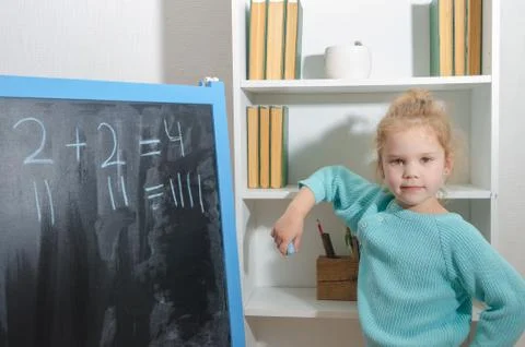 The student on the chalk Board decides examples Fotos Stock