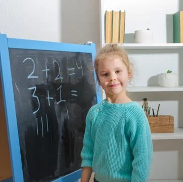 The student on the chalk Board decides examples 库存照片