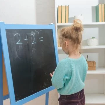 The student on the chalk Board decides examples Stock-Fotos