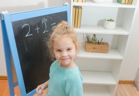 The student on the chalk Board decides examples Фото