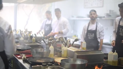 Student Chefs working in the kitchen Vidéo 83587527