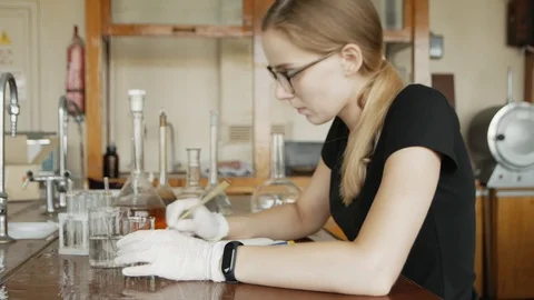 Student chemist do work and experiments during a college lecture. Close up po 库存影片 113347510