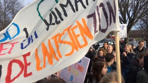 Student climate change policy protest Video stock 102648363