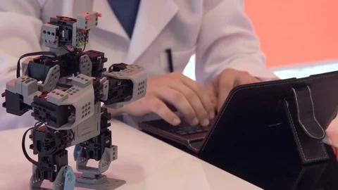 The student creates a robot in the laboratory Video stock 77264842
