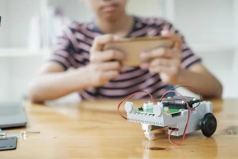 Student doing robot project in science technology of robotics programing and Fotos de archivo