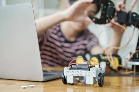 Student doing robot project in science technology of robotics programing and Foto stock
