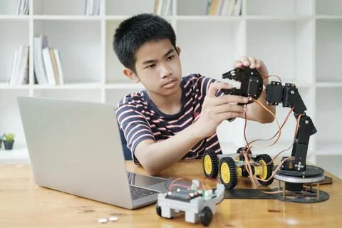 Student doing robot project in science technology of robotics programing and Fotos de archivo