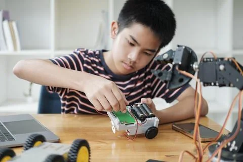 Student doing robot project in science technology of robotics programing and Foto stock