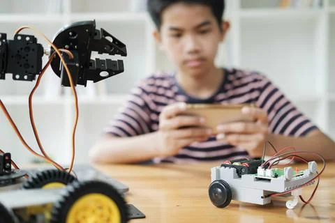 Student doing robot project in science technology of robotics programing and Foto stock