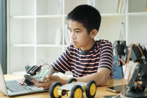 Student doing robot project in science technology of robotics programing and Foto stock