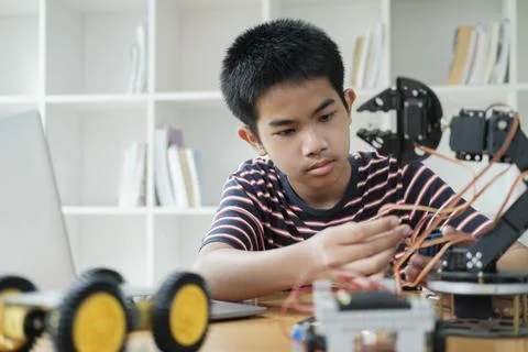 Student doing robot project in science technology of robotics programing and Foto stock