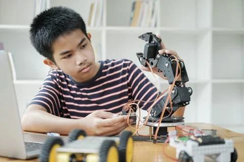 Student doing robot project in science technology of robotics programing and Foto stock