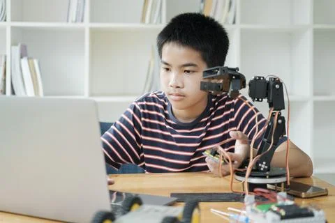 Student doing robot project in science technology of robotics programing and Foto stock