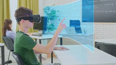 Student Exploring Programming Concepts through Virtual Reality Stock-Fotos