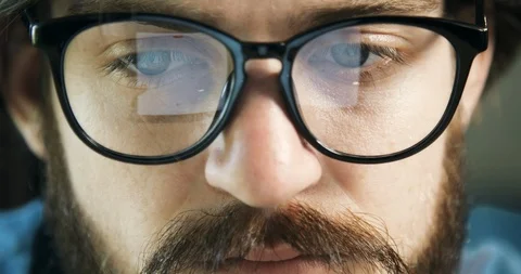 Student in Eyeglasses Using Tablet 動画素材 112491130