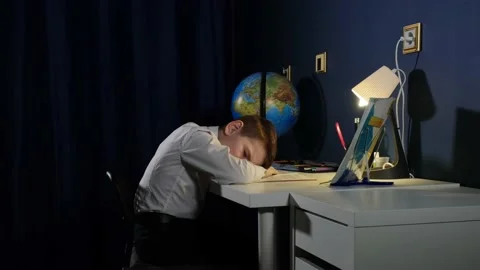 The student fell asleep during the lessons Vidéo 169306879