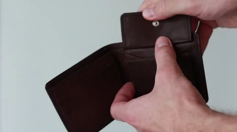 Student finding money in an empty purse Vídeos de archivo 65371983