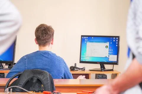 Student in front of computers in a computer class Stock-Fotos