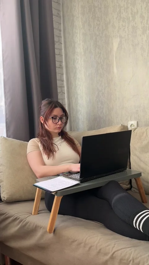 Student with Glasses Typing on Computer While Studying at Home Vídeos de archivo 329319687