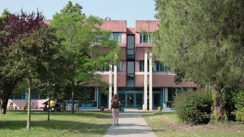 Student goes into university Vidéo 77619319