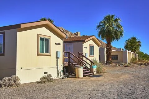 Student Group Desert Study Center Modular Housing with Palm Trees Clear Blu.. Stock Photos