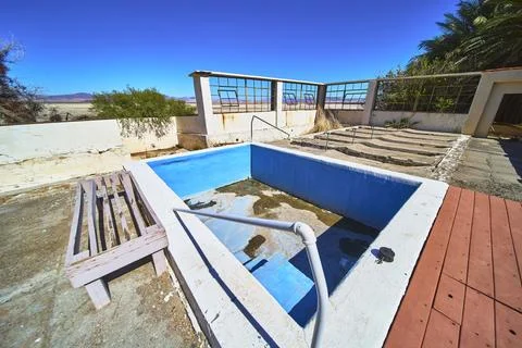 Student Group Mojave Desert Pool House with Weathered Bench Crumbling Bath .. Stock Photos