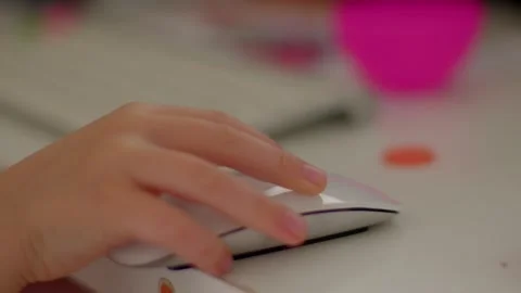 Student hand clicking computer mouse during graduation celebration Stockbeeldmateriaal 347202448