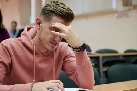The student has a headache in class Foto stock