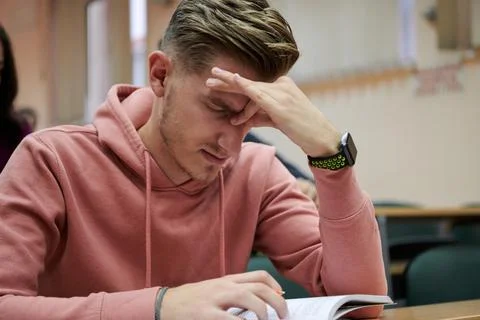 The student has a headache in class Foto stock