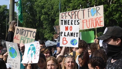 Student hold placards and march during the FridaysForFuture rally in Milan Vídeo Stock 108545394