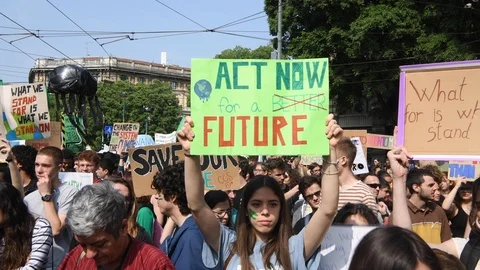 Student hold placards and march during the FridaysForFuture rally in Milan Vídeo Stock 108545436