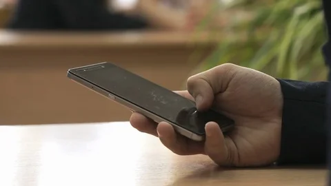 Student holding a smartphone. Close-up Vídeo Stock 79976685